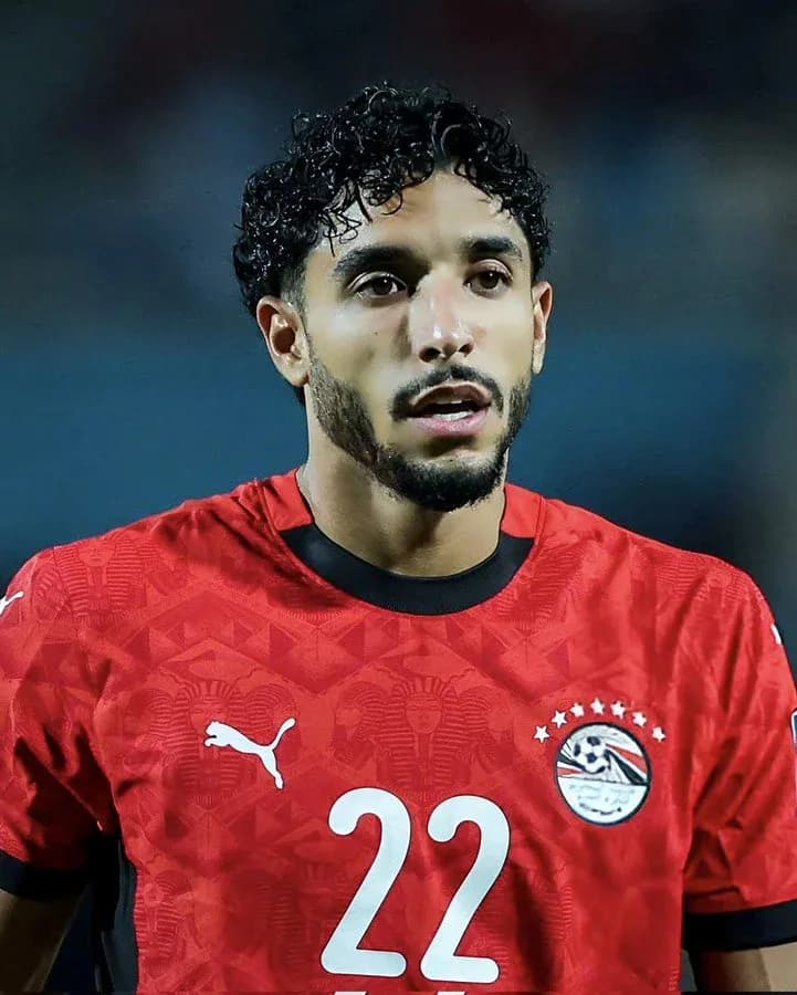 Jugador de Egipto en camiseta roja durante partido