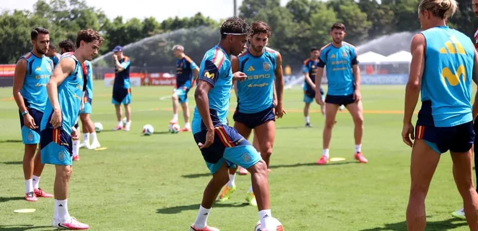 Jugadores de España entrenando en el campo