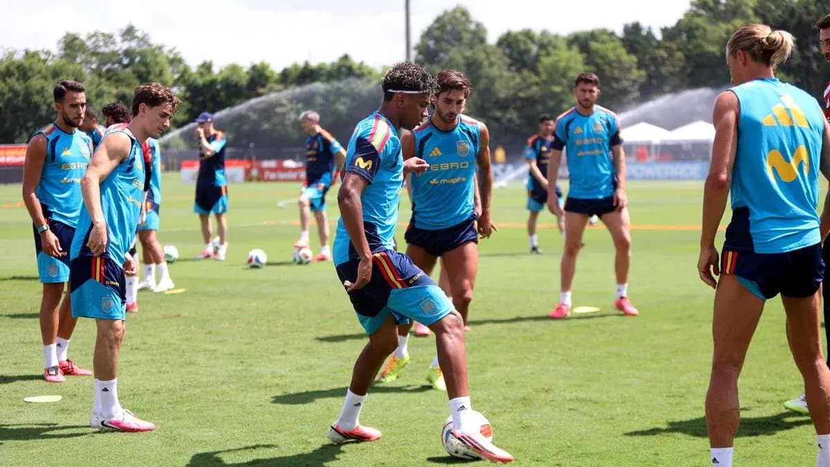 Jugadores de España entrenando en el campo