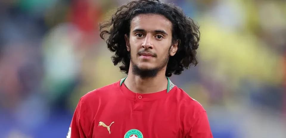 Jugador de Marruecos con camiseta roja en el campo