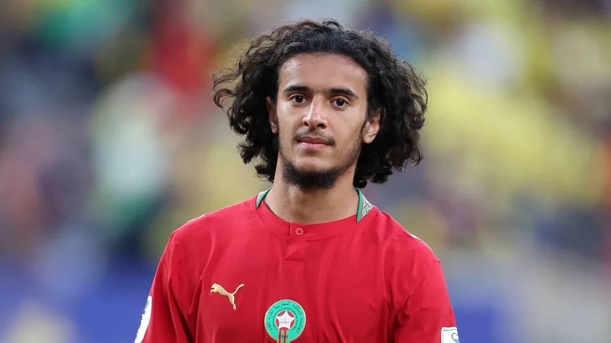 Jugador de Marruecos con camiseta roja en el campo