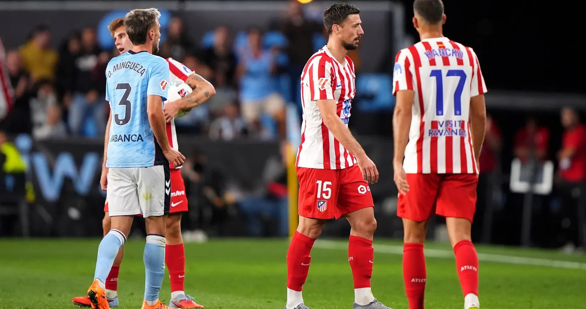 Jugadores de Atlético Madrid y Celta de Vigo en partido