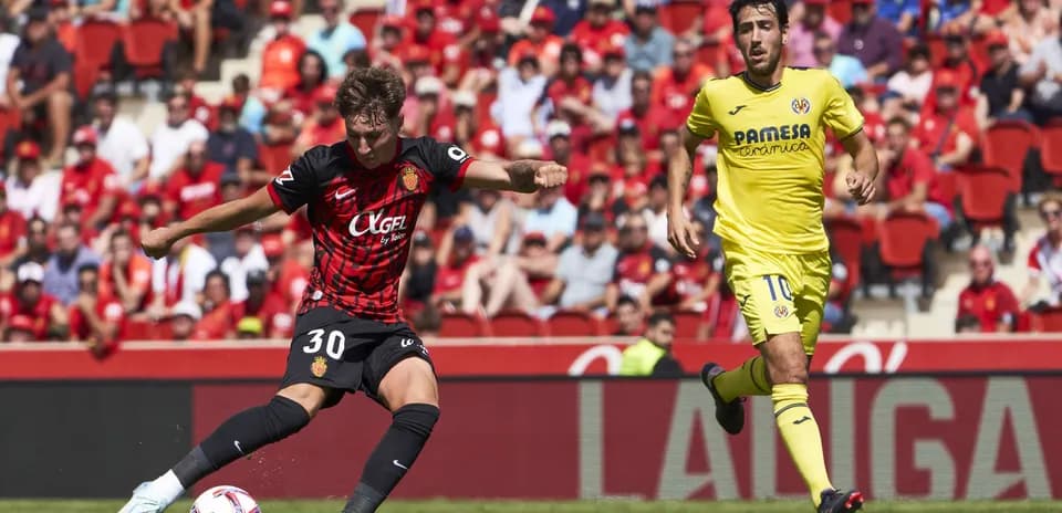 Jugador de Mallorca disparando el balón