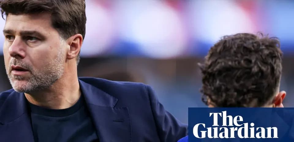 Entrenador hablando con jugador en el campo