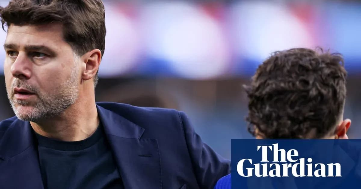 Entrenador hablando con jugador en el campo