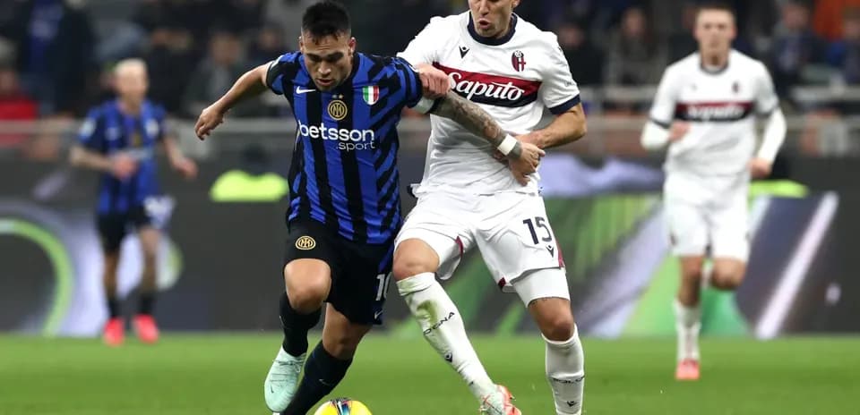 Jugador de Inter luchando por el balón