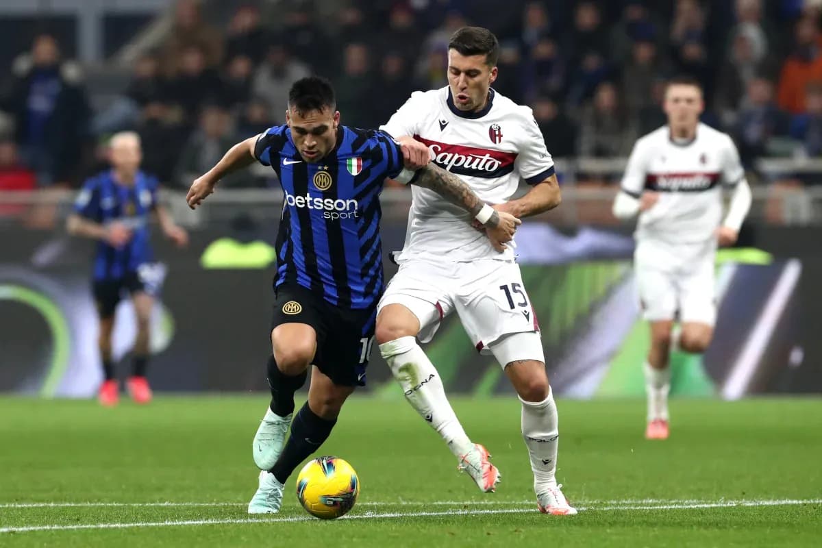 Jugador de Inter luchando por el balón