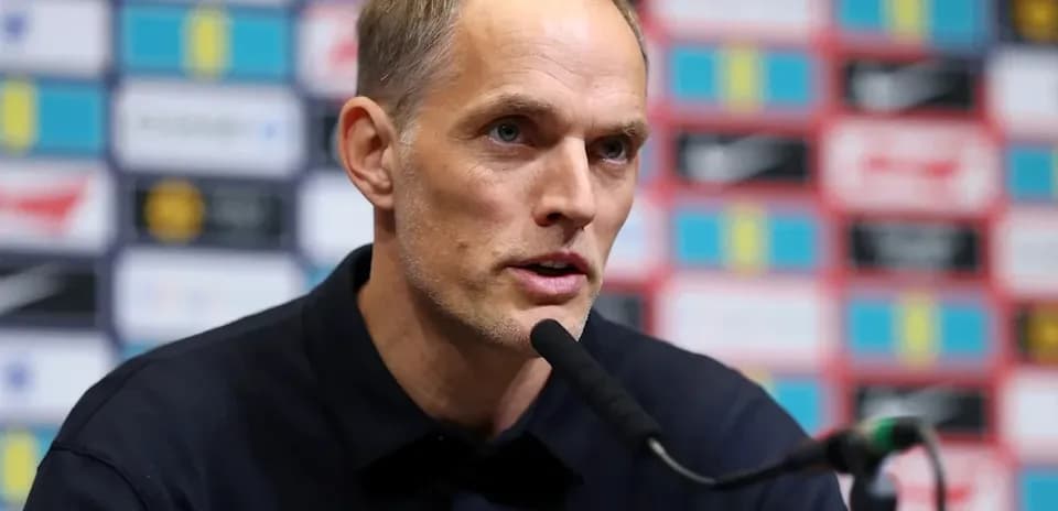 Entrenador hablando en una conferencia de prensa