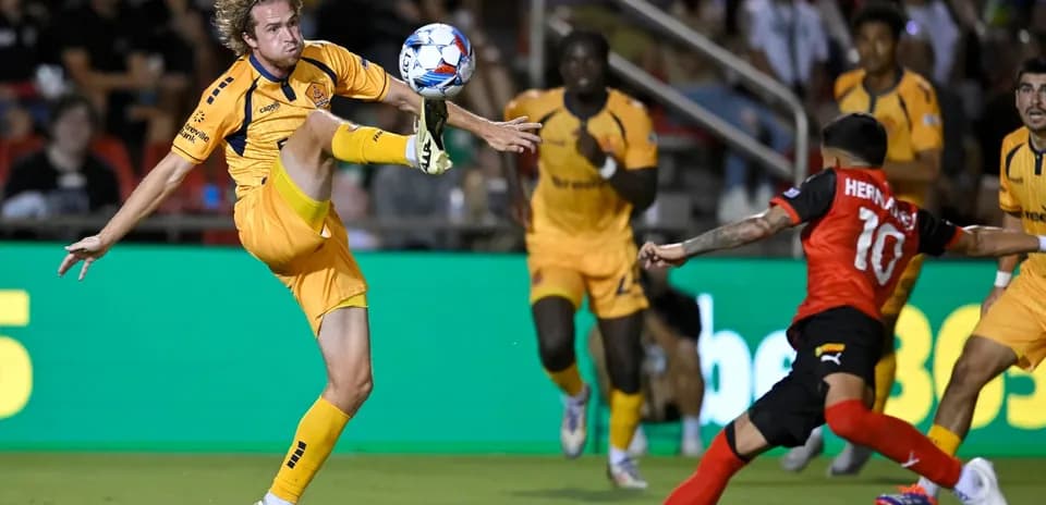 Jugador en acción durante el partido de fútbol