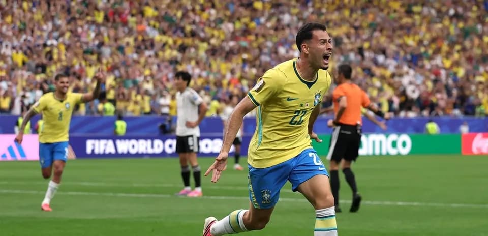 Jugador de Brasil celebrando un gol en el partido