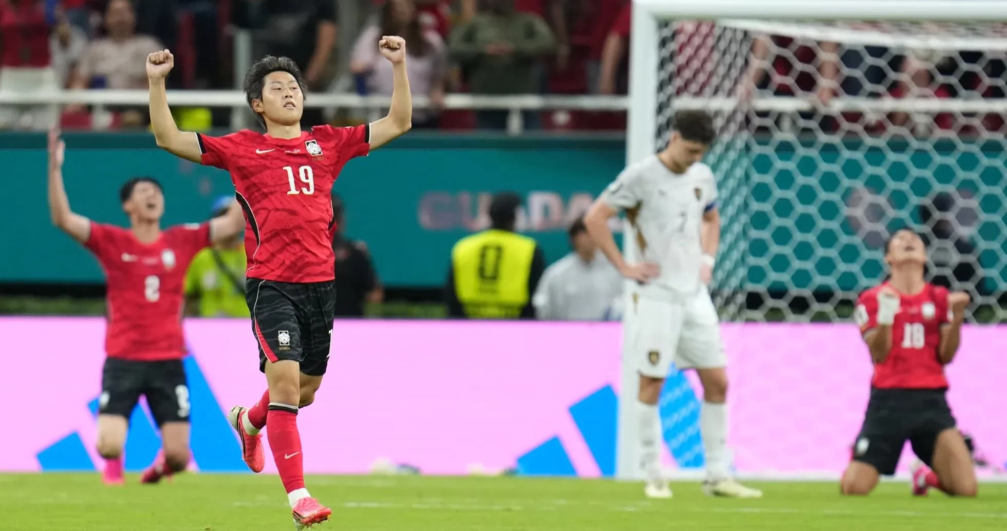 Jugador de Corea del Sur celebra un gol