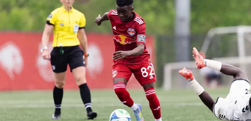 Jugador de New York RB II con el balón