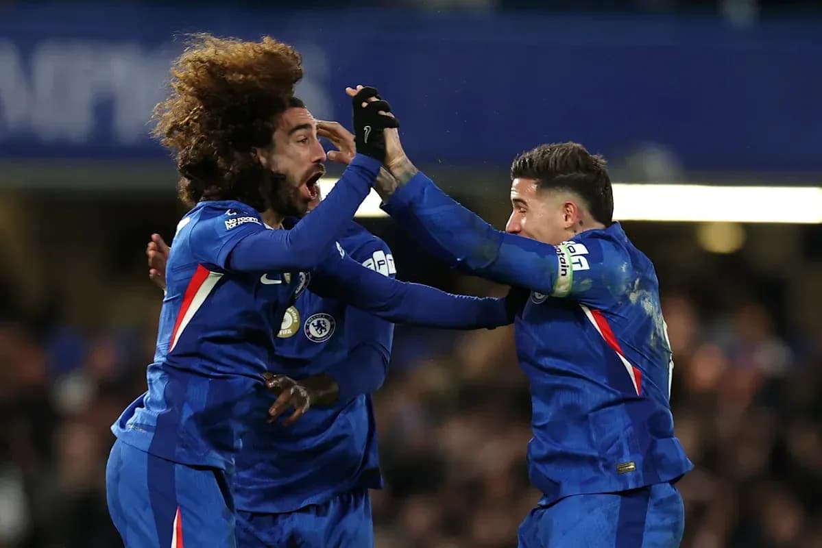 Jugadores de Chelsea celebrando un gol juntos