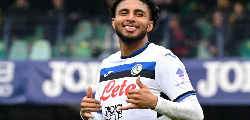 Jugador celebrando con pulgar hacia arriba en el campo