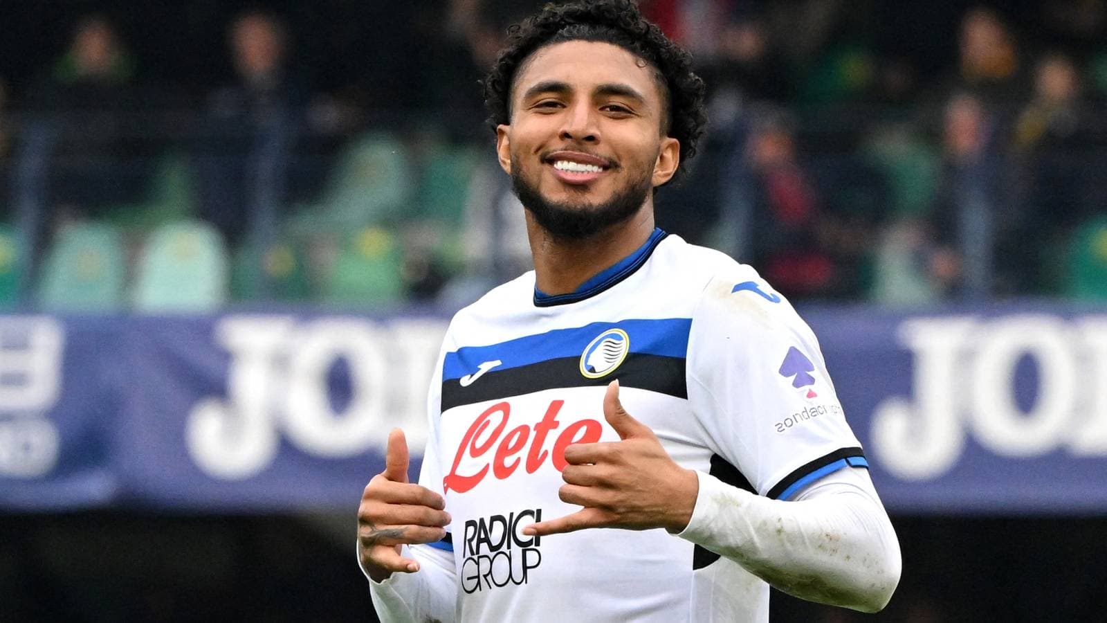 Jugador celebrando con pulgar hacia arriba en el campo