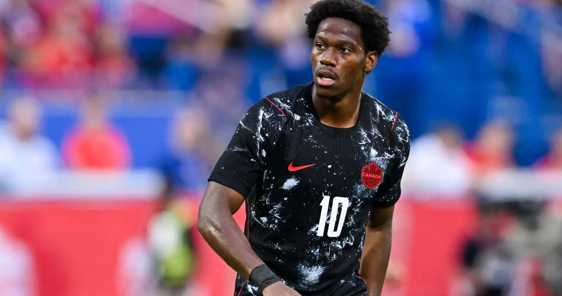 Jugador de Canadá en partido de fútbol