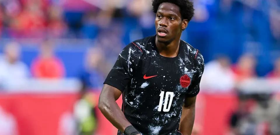 Jugador de Canadá en partido de fútbol