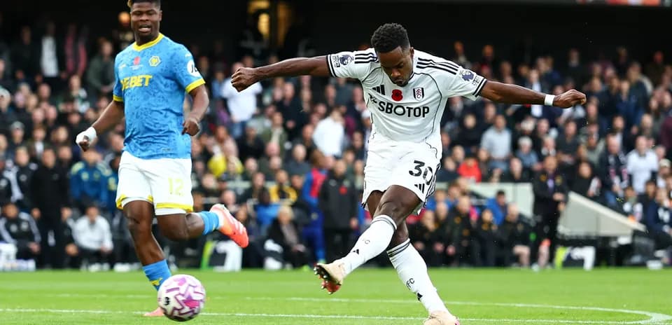Jugador de Fulham disparando a puerta