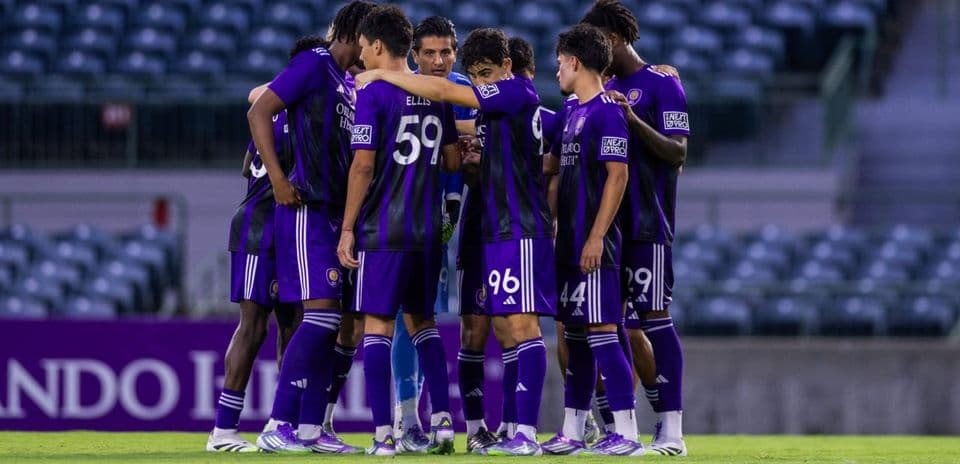 Jugadores de Orlando City II en círculo