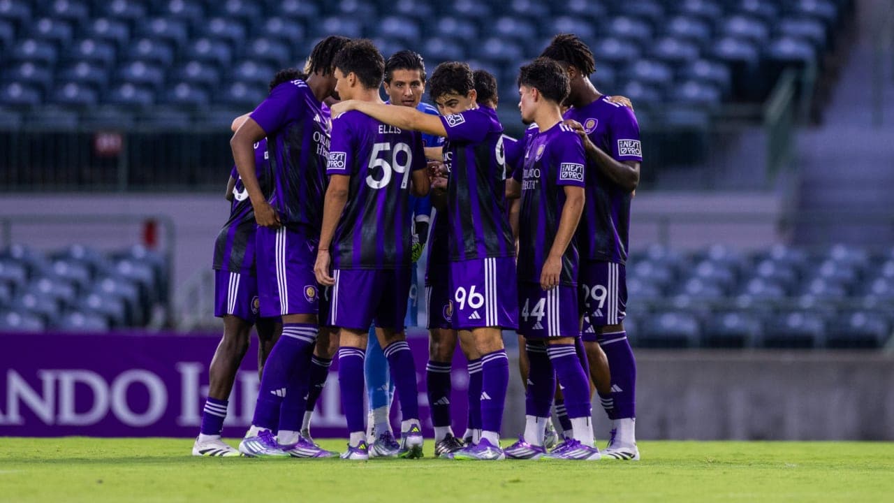 Jugadores de Orlando City II en círculo