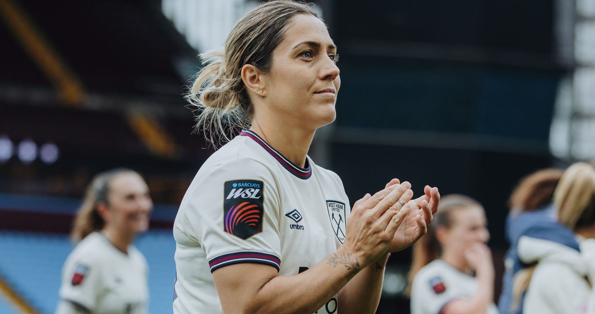 Jugadora aplaudiendo en el partido de WSL