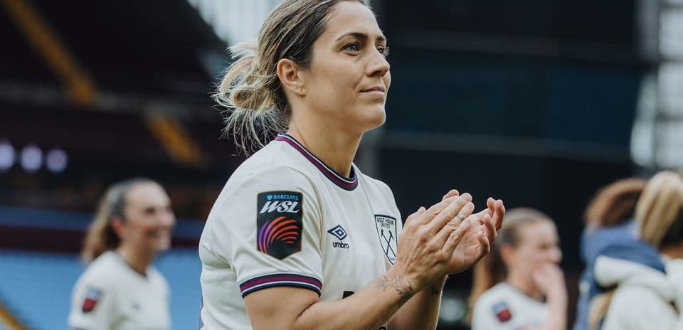 Jugadora aplaudiendo en el partido de WSL