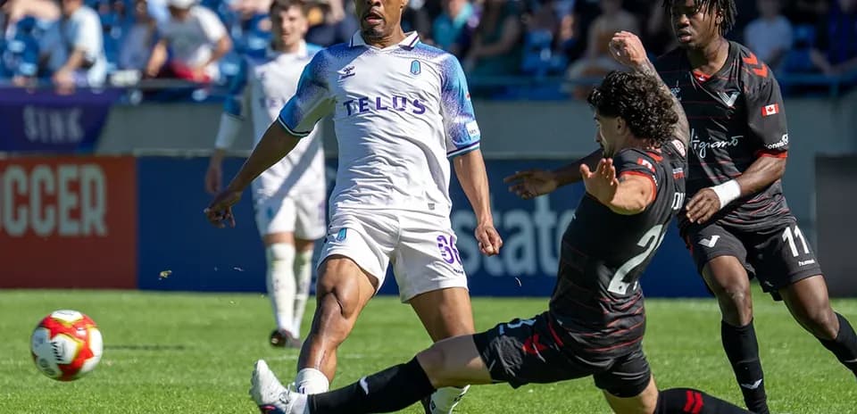 Jugador de Vancouver FC tratando de evitar una falta