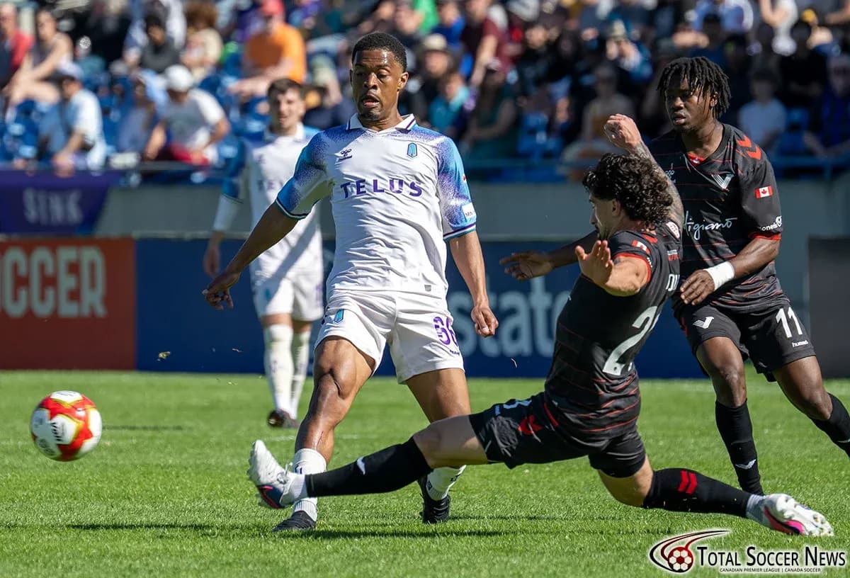 Jugador de Vancouver FC tratando de evitar una falta