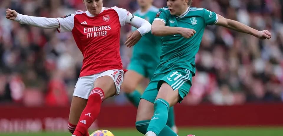 Jugadora de Arsenal compitiendo por el balón