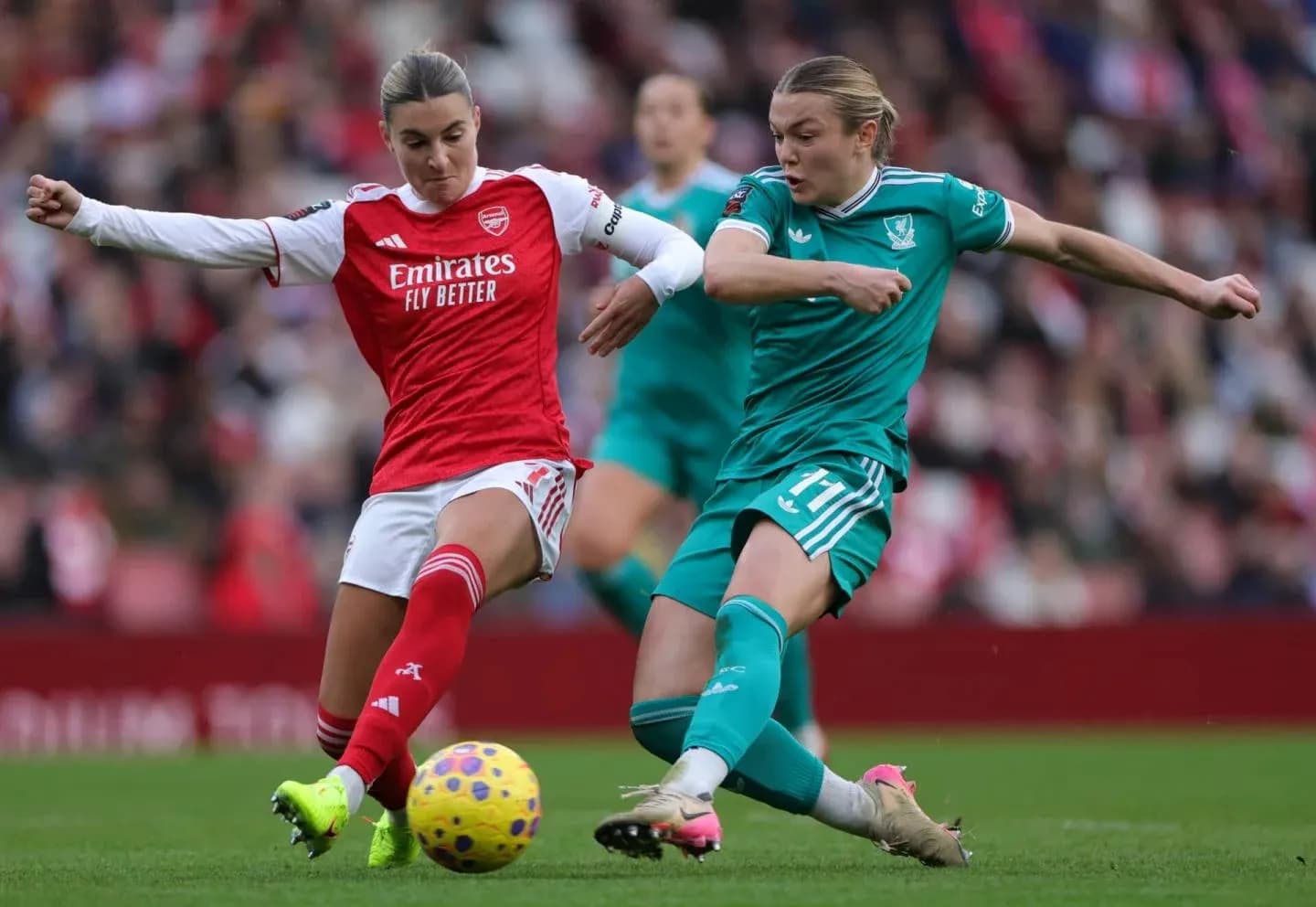 Jugadora de Arsenal compitiendo por el balón