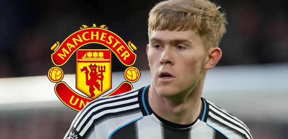 Jugador de Newcastle con logo de Manchester United