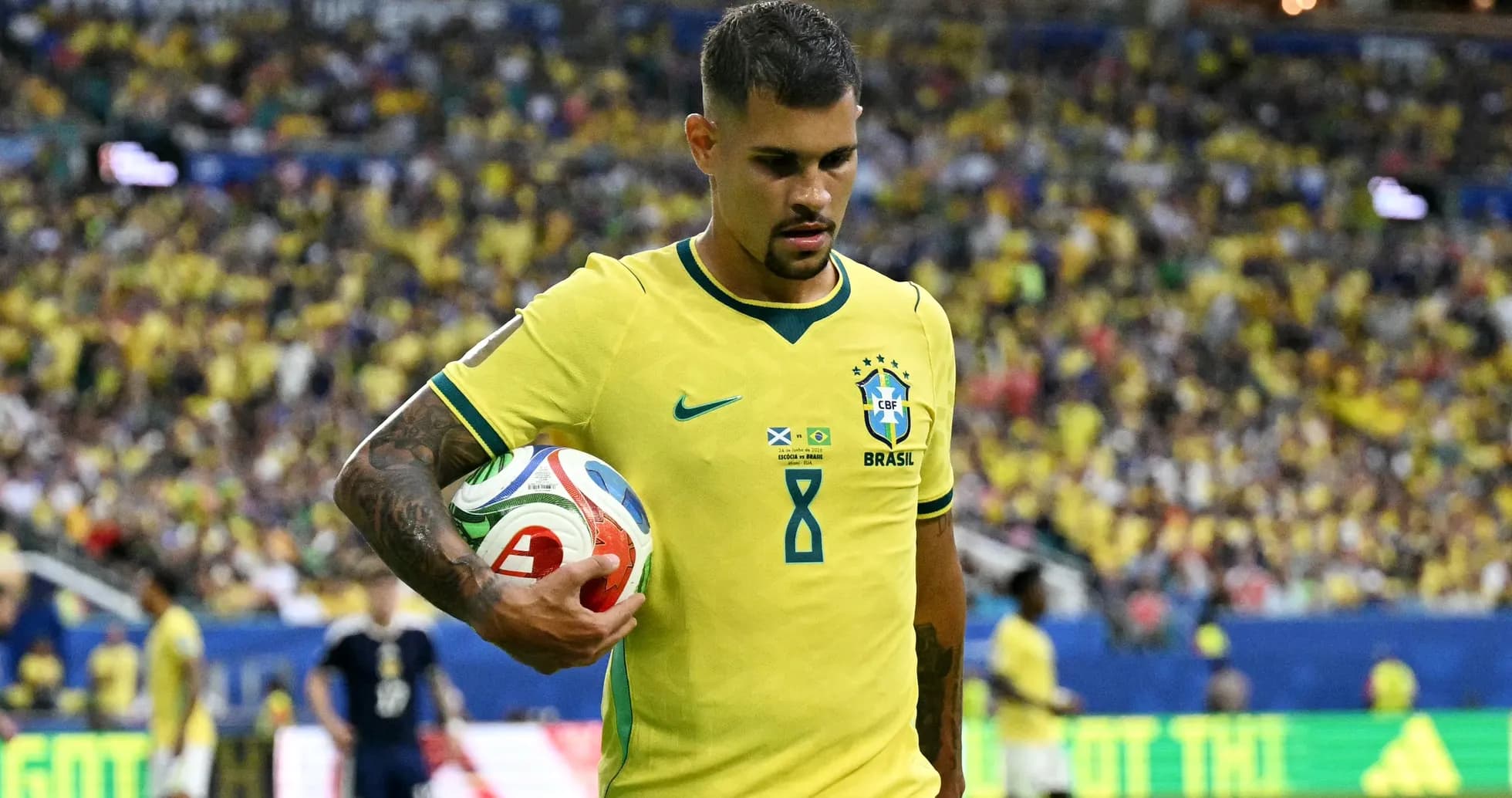 Jugador de Brasil sosteniendo el balón en el campo