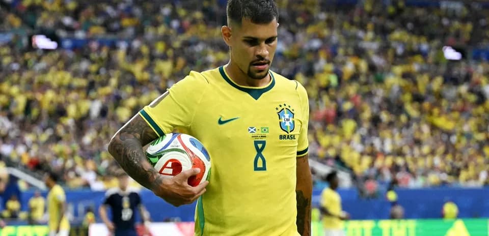 Jugador de Brasil sosteniendo el balón en el campo