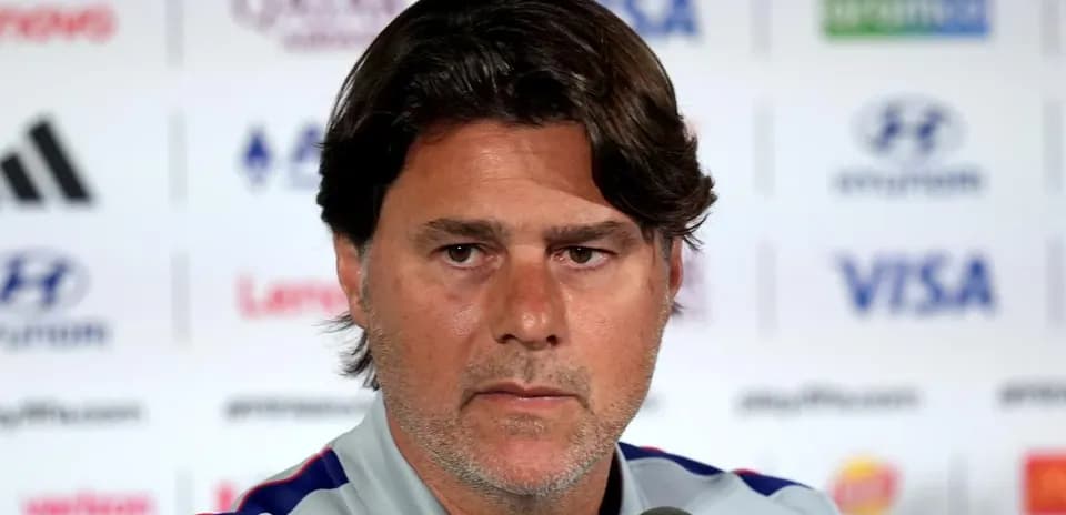 Entrenador en conferencia de prensa con micrófono