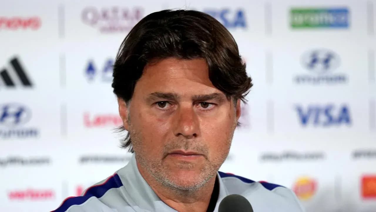 Entrenador en conferencia de prensa con micrófono