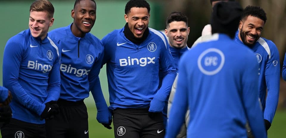 Jugadores de fútbol riendo durante una sesión de entrenamiento