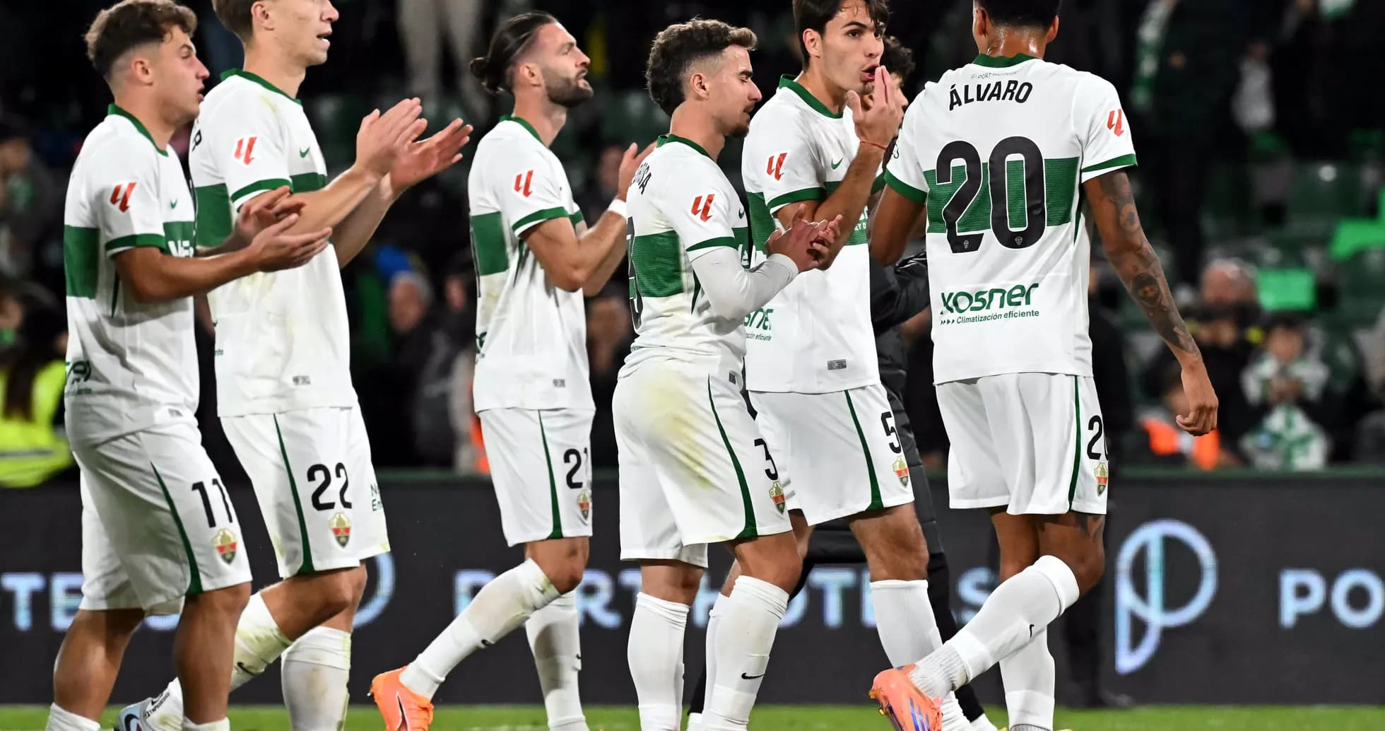 Jugadores del Elche celebrando un gol