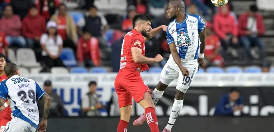 Jugadores de CF Pachuca y Toluca en acción