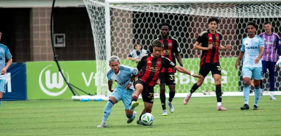 Jugador de Atlanta United II disputando el balón