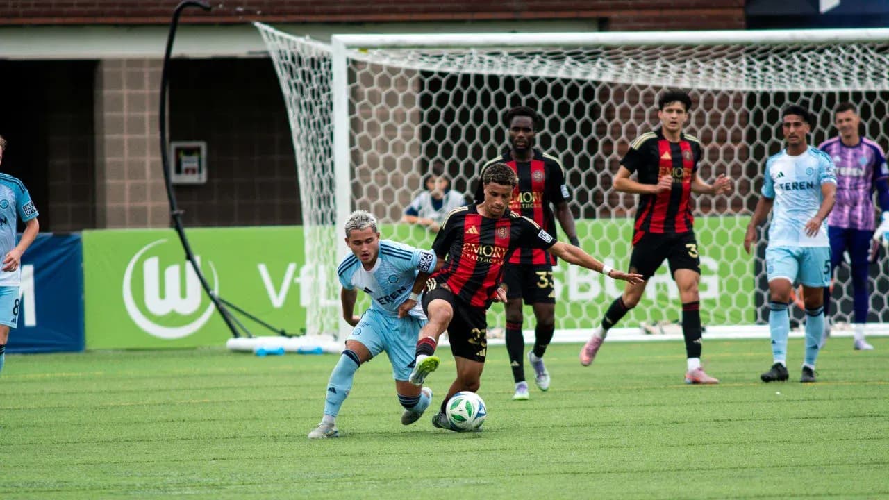 Jugador de Atlanta United II disputando el balón