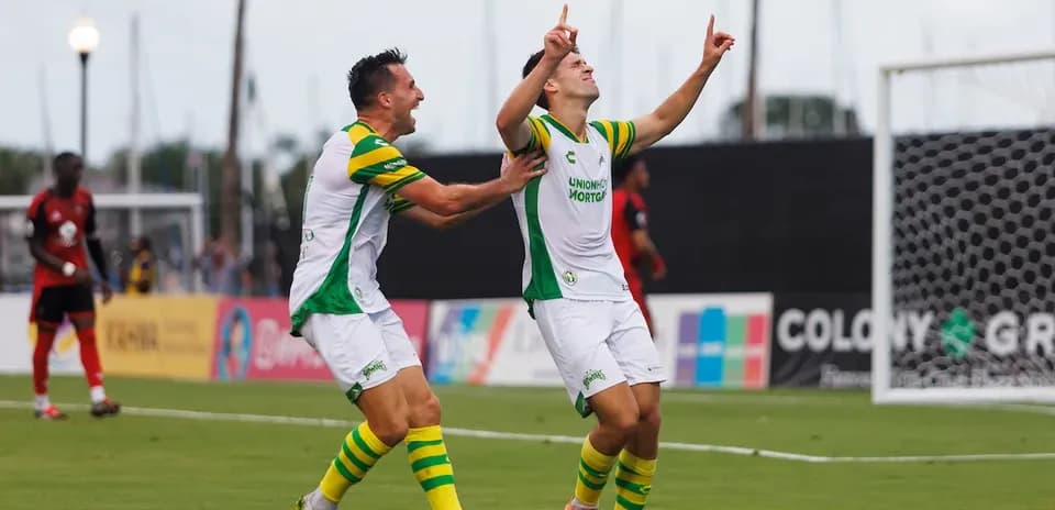 Jugadores del Tampa Bay Rowdies celebrando un gol