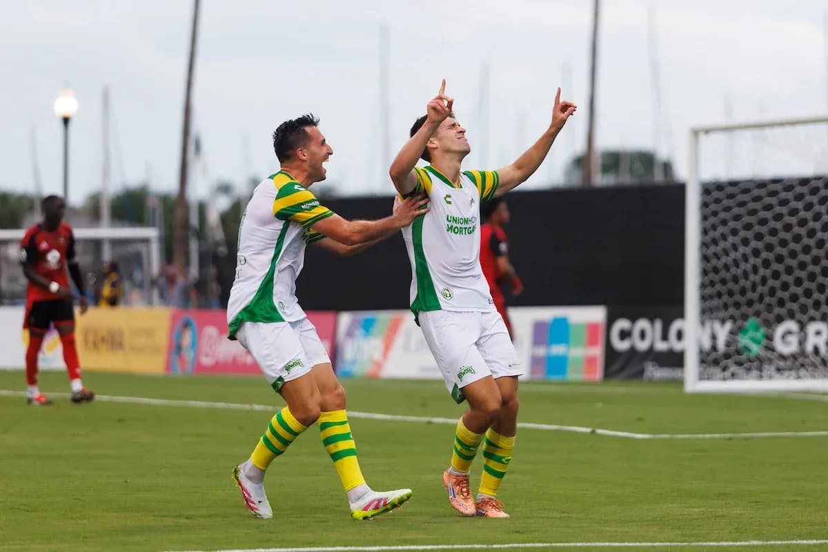 Jugadores del Tampa Bay Rowdies celebrando un gol