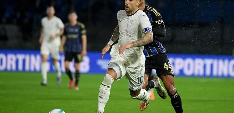 Jugador de Lazio avanzando con el balón