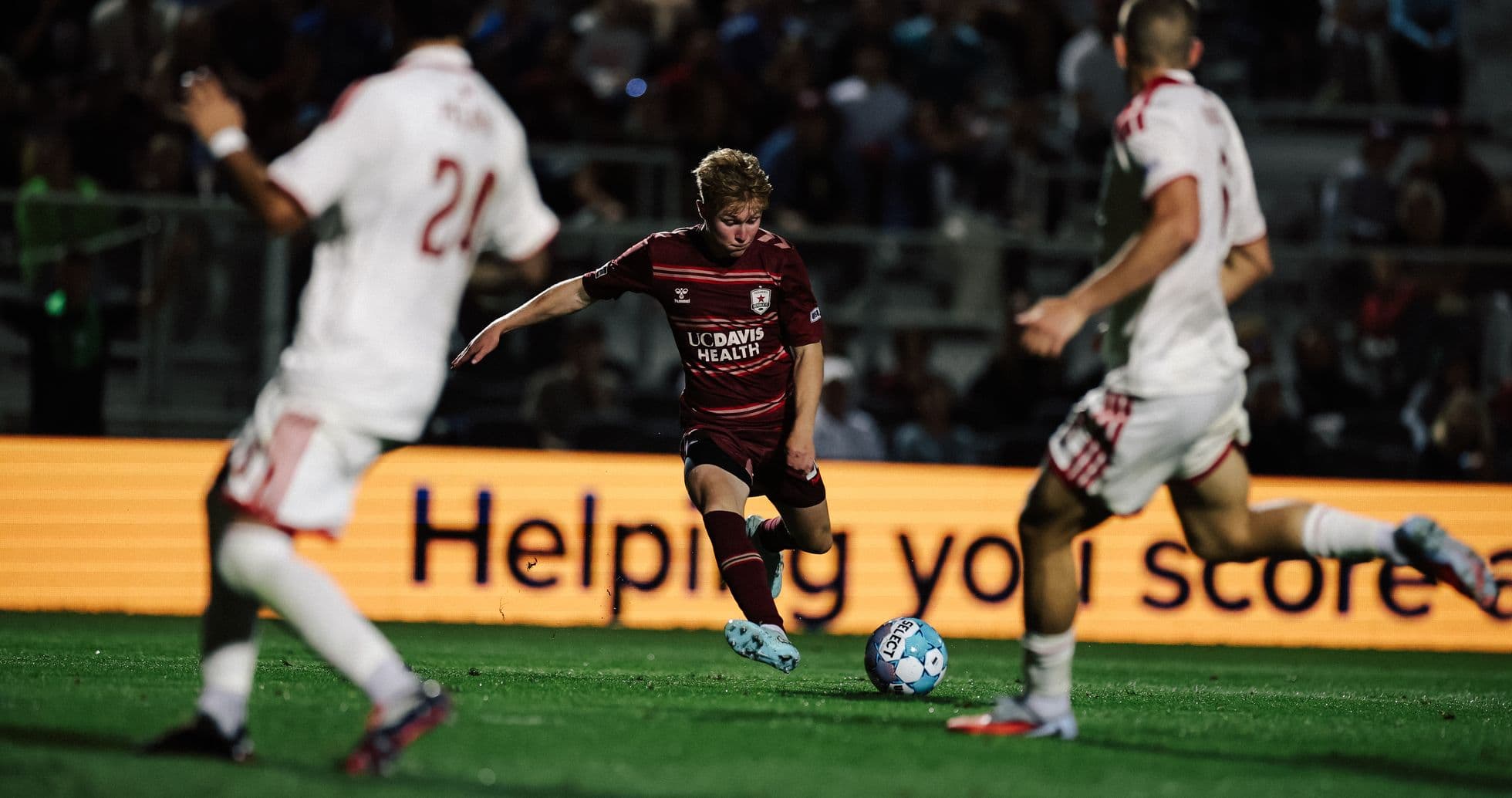 Jugador de Sacramento Republic controlando el balón