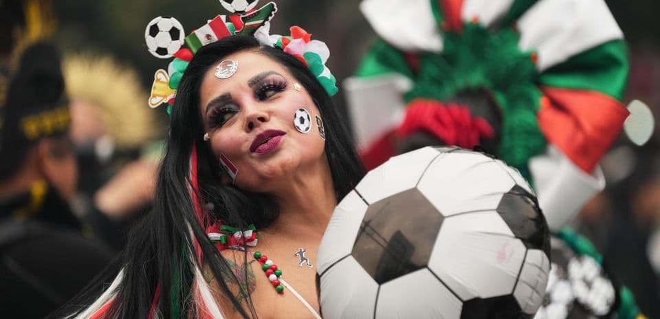 Mujer con balón de fútbol en celebración