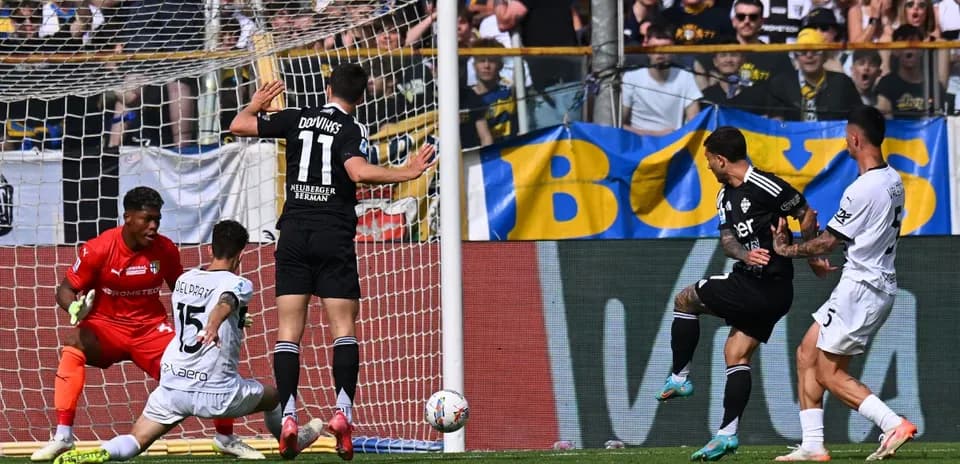 Jugador de Como disparando a puerta contra Parma