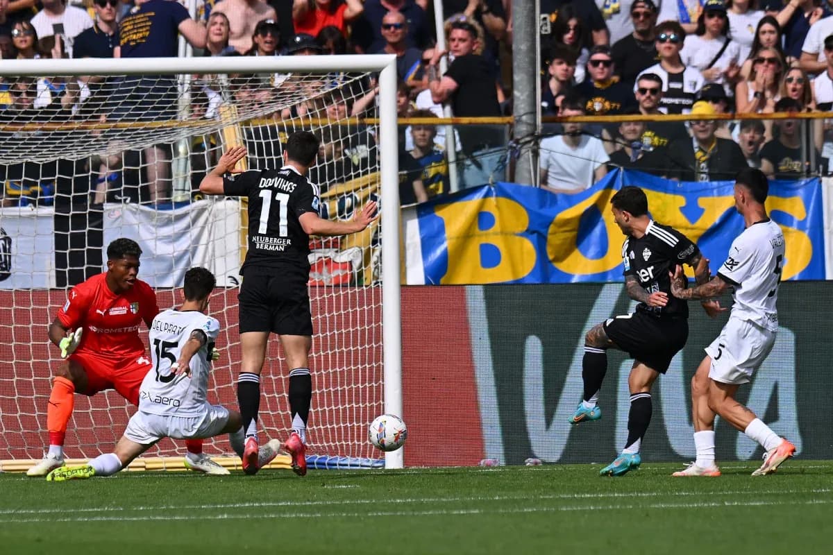 Jugador de Como disparando a puerta contra Parma