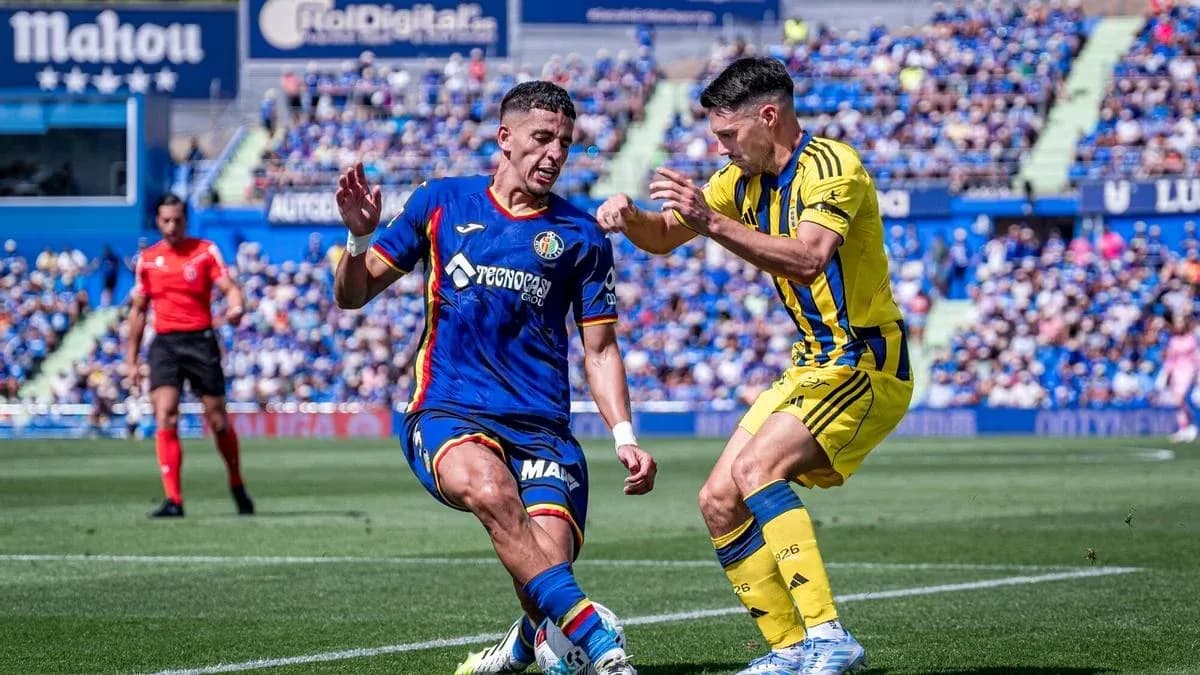 Jugador de Getafe driblando a jugador de Oviedo