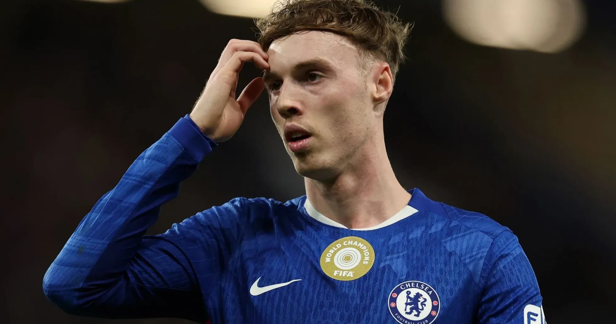 Jugador de Chelsea preocupado durante el partido