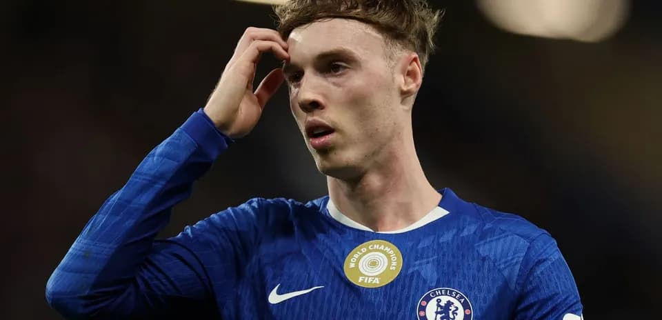 Jugador de Chelsea preocupado durante el partido